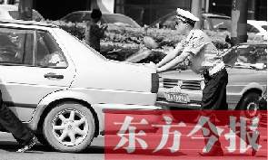 一輛車壞在了路中間，執(zhí)勤交警幫推車