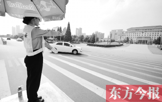 昨日，駐馬店市開(kāi)源大道，女交警冒高溫指揮交通