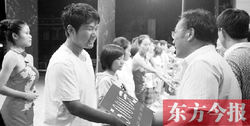 8月25日，河南電視臺8號演播廳，寒門學(xué)子每人拿到了5000元助學(xué)金