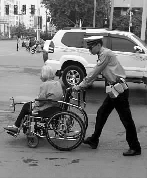 鄭州民警幫迷路老人找家 微博截圖