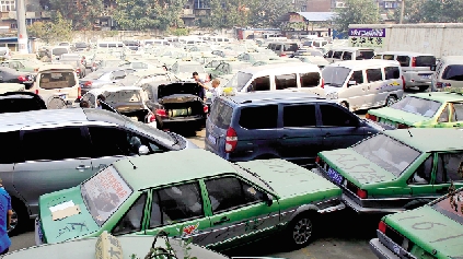 國慶期間，鄭州市客運(yùn)管理處查處的大批非法營運(yùn)車輛