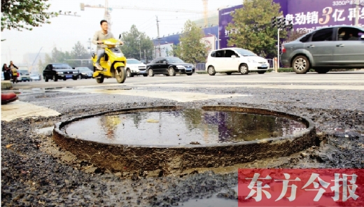 鄭州市航海路與興華南街交叉口當(dāng)中，一處突出地面的窨井口隨時(shí)“伏擊”著粗心的路人