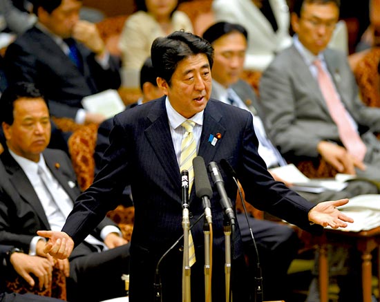 23日，安倍在參議院預算委員會發(fā)表講話。