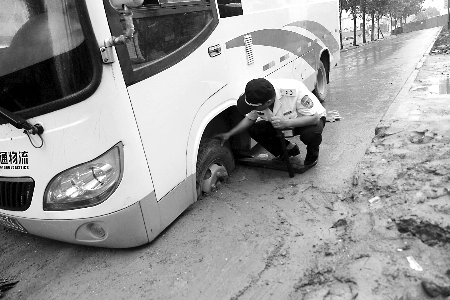 車被“坑”了 記者 張郁/攝