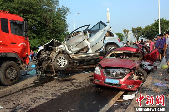 　　8月27日，四川宜賓城區(qū)濱江環(huán)線公路發(fā)生一起3車連環(huán)相撞的交通事故，已致4死2重傷。目前，2名重