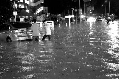 3月30日晚，深圳市區(qū)不少地段因暴雨積水，導(dǎo)致一些車輛在水中熄火。