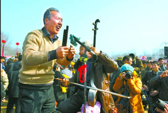 2月22日，寶豐馬街書會上，說書藝人正在表演。記者 史長來 攝