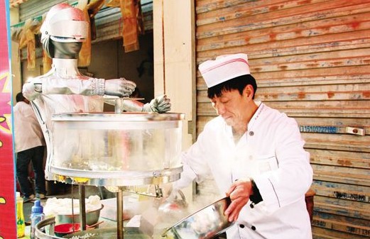 安陽有能人兒 造出機(jī)器人兒