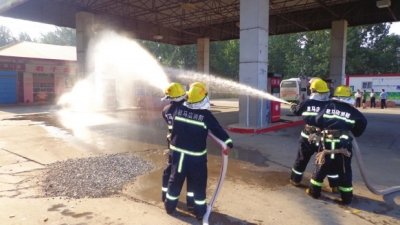 駐馬店一吸毒男駛?cè)爰佑驼?拿出汽油罐揚(yáng)言自焚