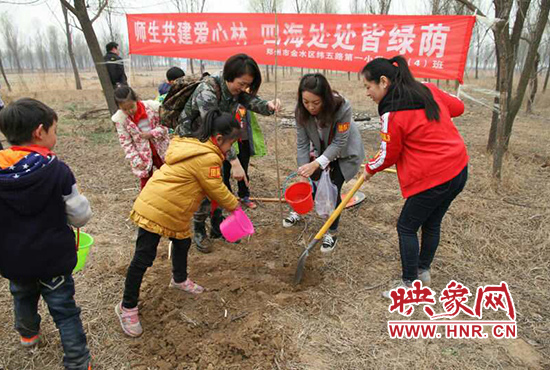 戶(hù)外踏春色 師生共植樹(shù)