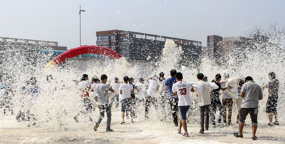 煙臺(tái)千人“枕頭大戰(zhàn)”迎中秋