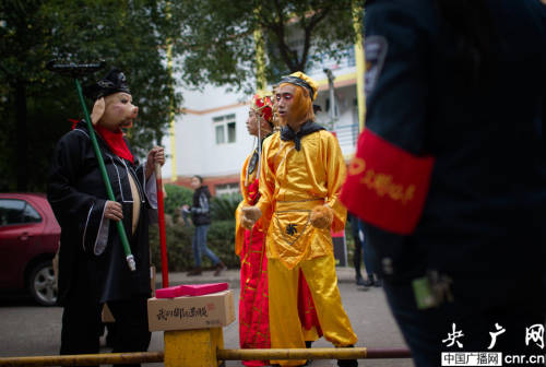 唐僧師徒變身快遞哥在長沙街頭送貨