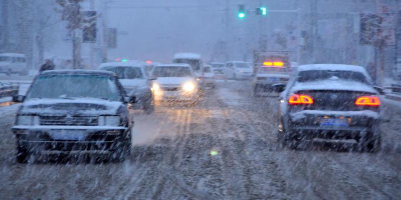 新疆塔城地區(qū)普降大雪 市民出行受阻