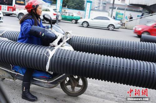 貴陽現(xiàn)最牛摩姐 載超長管穿梭車流