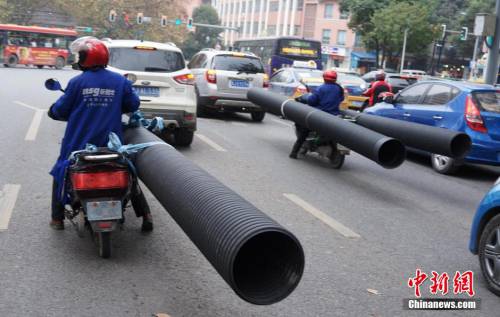 貴陽現(xiàn)最牛摩姐 載超長管穿梭車流