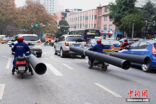 貴陽現(xiàn)最牛摩姐 載超長管穿梭車流