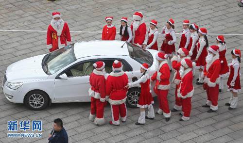 “圣誕老人”參加汽車裝人挑戰(zhàn)賽