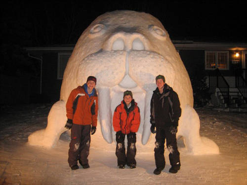 美三兄弟花300小時建巨龜雪人