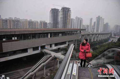 重慶土坡上建自動扶梯 便于市民出行