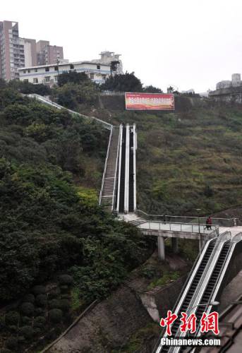 重慶土坡上建自動扶梯 便于市民出行