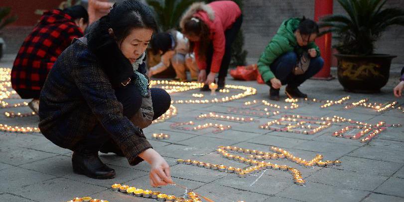 西安民眾點(diǎn)燃萬盞酥油燈祈福新春