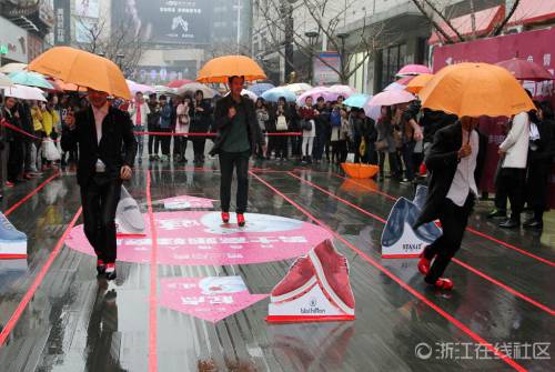 猛男穿高跟鞋賽跑 千姿百態(tài)