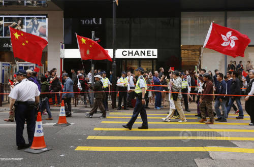 香港數(shù)百市民舉行“反港獨”游行