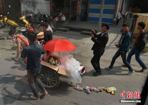 貴州90后青年拉板車接新娘