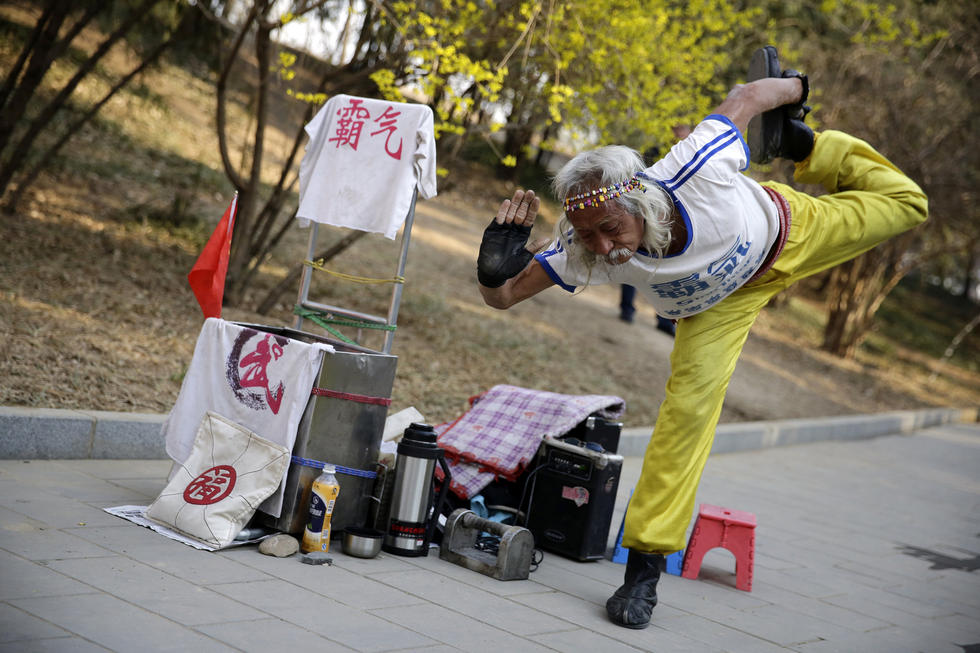 北京80歲“霸氣”老人公園秀功夫