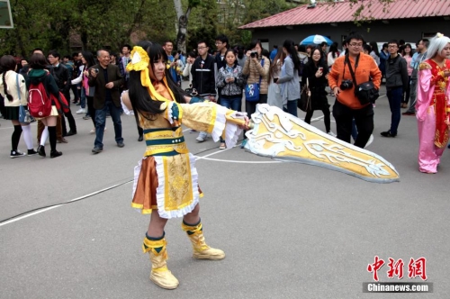 “Cosplay”美女云集西安交大櫻花節(jié)