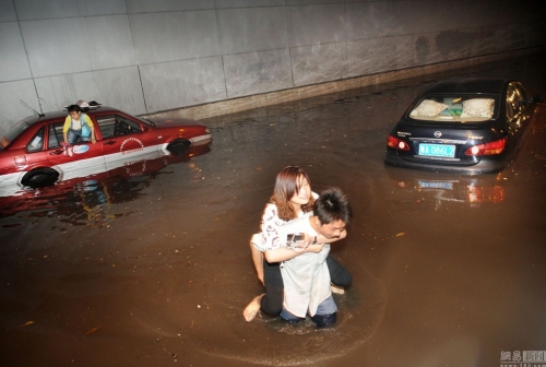 廣州多地出現(xiàn)水浸堵車