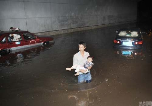 廣州多地出現(xiàn)水浸堵車