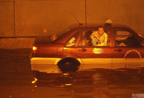 廣州多地出現(xiàn)水浸堵車