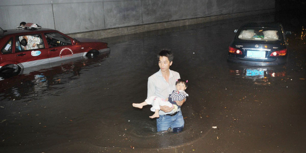 廣州多地出現(xiàn)水浸堵車