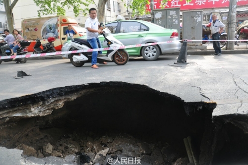 鄭州路面又塌陷