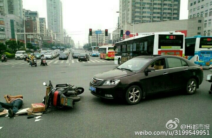 長沙男子車禍現(xiàn)場躺地上玩手機(jī)