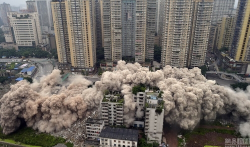 重慶鬧市爆破拆除大樓