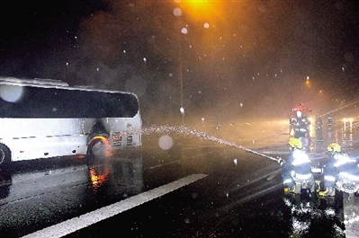 河南中巴車高速起火 幸遇天降大雨未引燃整輛車