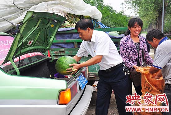 周和房等人將西瓜裝上出租車