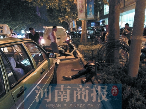 醉漢拳打的哥后耍賴趟地上不起來(lái) 民警開(kāi)車(chē)將其拉走