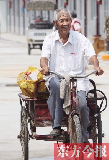 83歲的胡新有老人每天下午都騎著三輪車出門撿廢品，換的錢都捐了出去