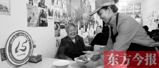 9月29日，輕院社區(qū)的“空巢老人”荊阿姨在一家飯店免費吃午餐