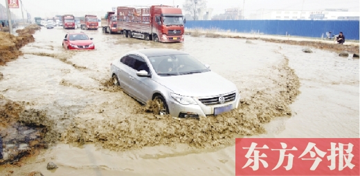 昨日的水坑現(xiàn)場，“坑車”的情況仍在繼續(xù)上演