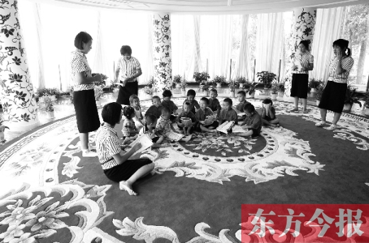 鄭州一幼兒園里的孩子在老師的帶領(lǐng)下讀《論語》。