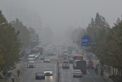 被霧、霾同時(shí)籠罩的市區(qū)道路