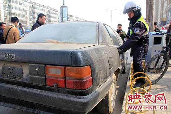 民警正在檢查車輛