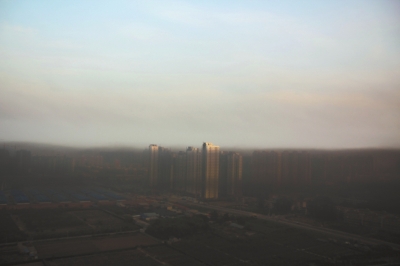 鄭州遇“平流霧”，上空晴朗，城市被黑霧籠罩