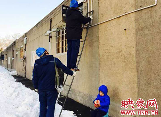 5歲娃冰天雪地睡著。