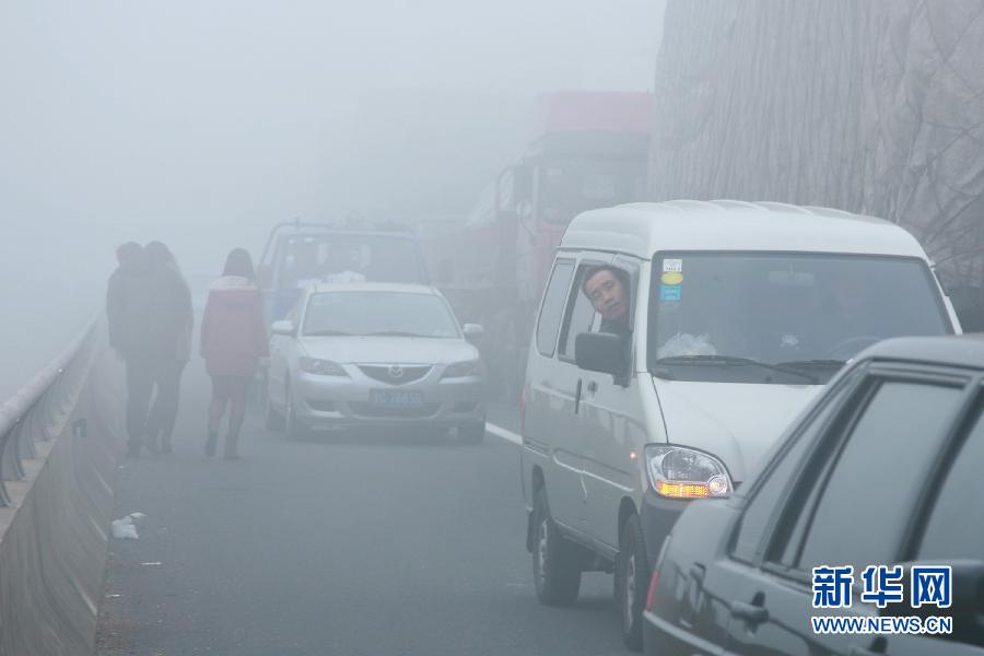 12月4日，滬陜高速揚(yáng)州段大量車輛滯留。