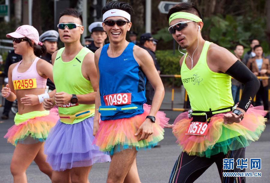 12月8日，三名男選手身著“蓬蓬裙”參加比賽。